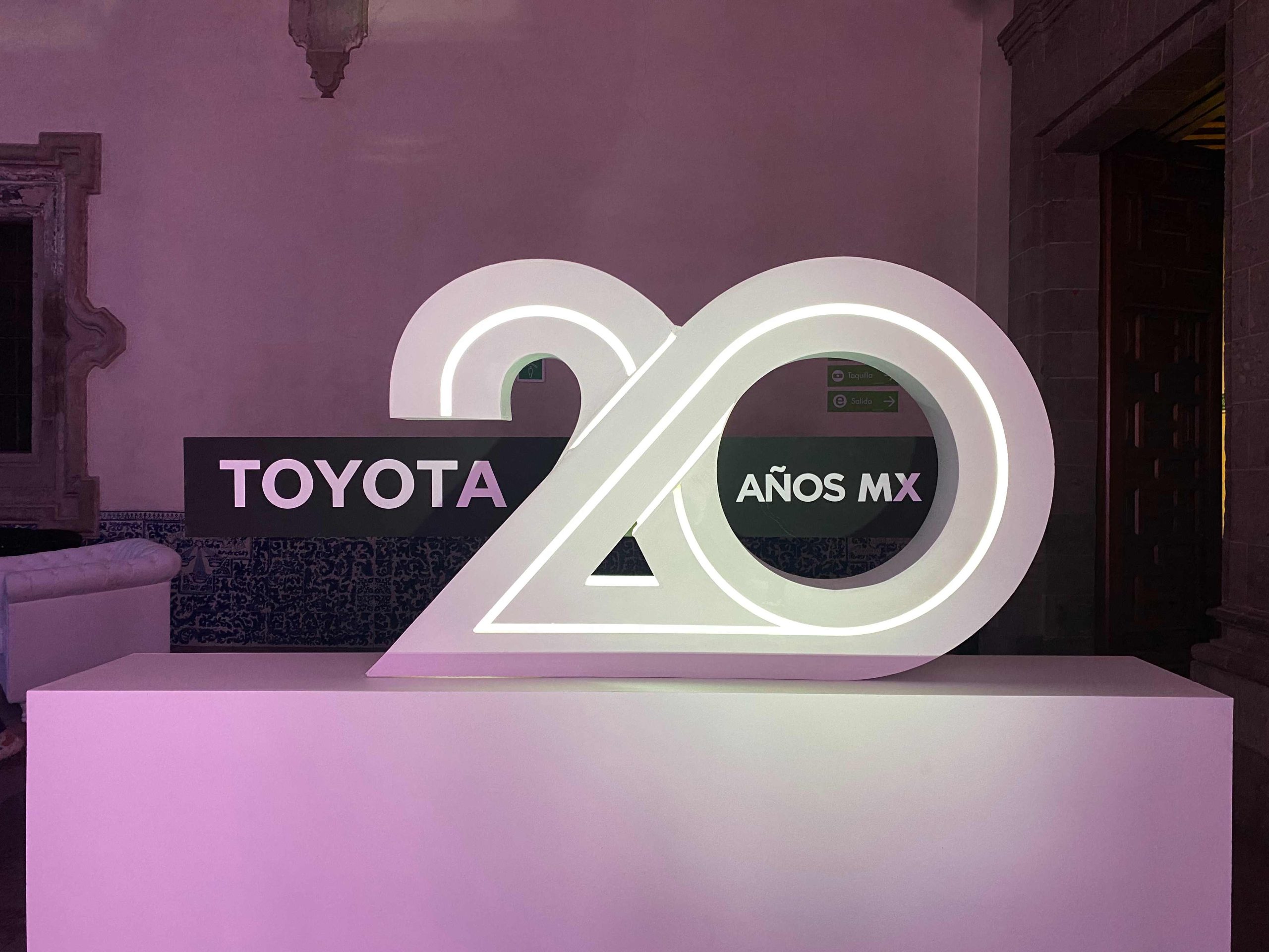 Toyota celebra 20 años en México e inicia su transición al futuro.
